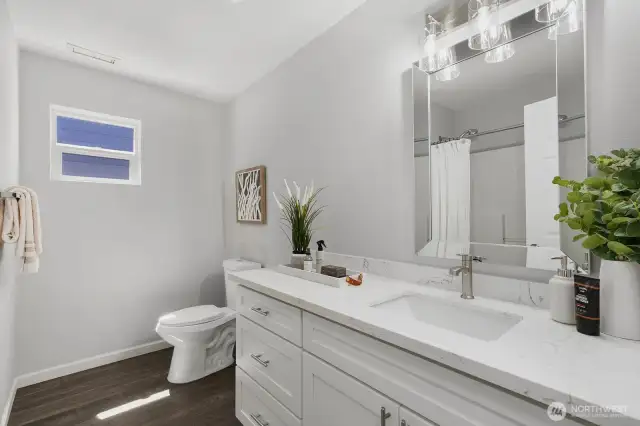 Upper level main full bath.