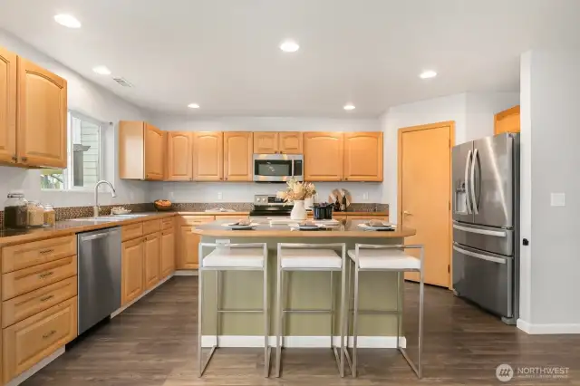 Large kitchen with breakfast bar.