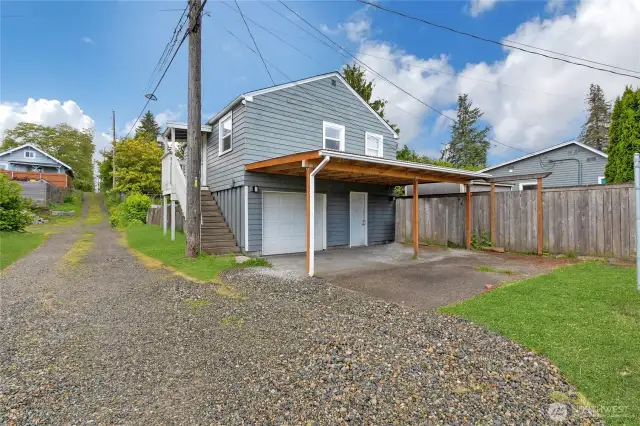 Detached dwelling unit with alley access