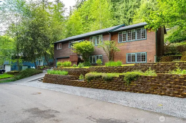 Woodsy character and charm, the home in great condition, superbly maintained.