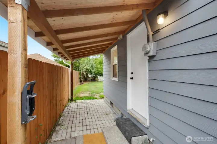 Covered side area, with access to the backyard