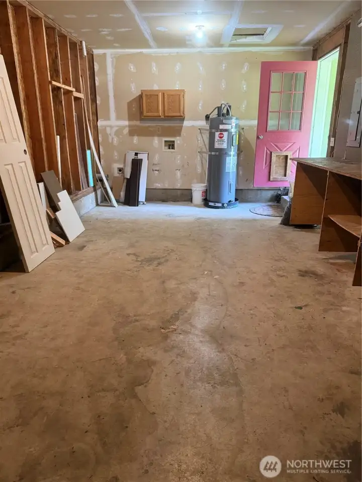 Single car garage with washer/dryer hook up