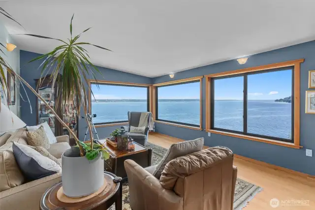 Check out the views from the top floor 3rd living room. Such a wonderful place to relax or stargaze at night. Best place to watch the fireworks on the 4th of July or New Years Eve!