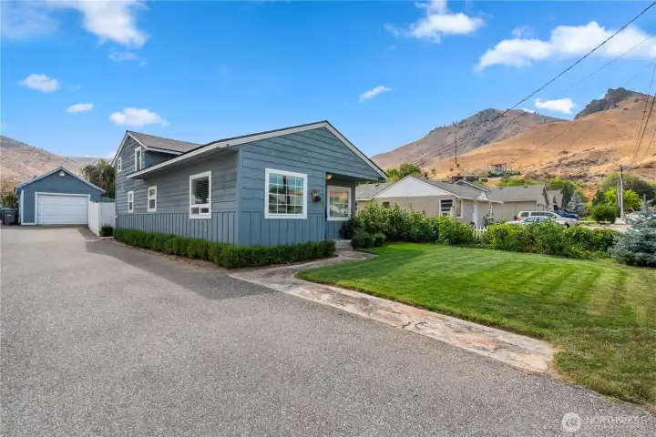 Adorable, updated home!  Lots of parking with vie2ws of the foothills.