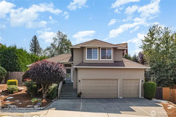 Great tri-level home located on a cul-de-sac in the desirable neighborhood of Kennydale!