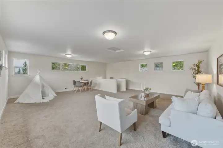 Light and bright thanks to so many windows.