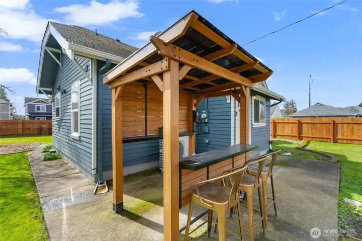 Outdoor bar for summer nights