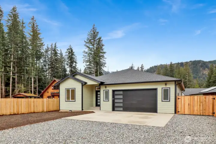 Spacious driveway with ample parking and RV/boat space