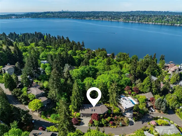 Fantastic Kirkland Location - easy to transit and shopping. Excellent Lake Washington Schools!