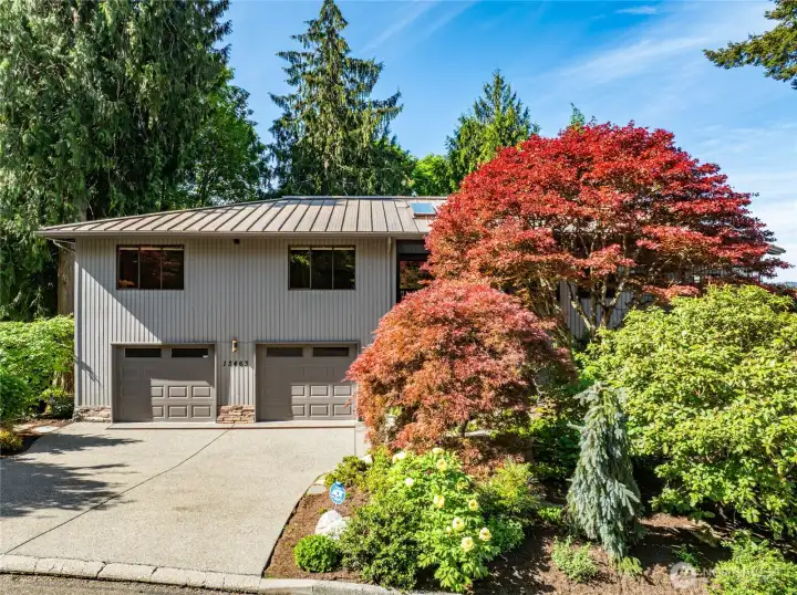 Come home to Kirkland's Holmes Point!