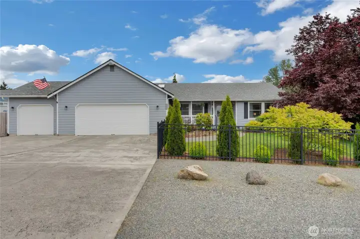 Welcome to this move in ready rambler located on large lot!