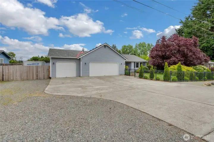 This rambler is close to shopping and freeway access, but feel like country setting.