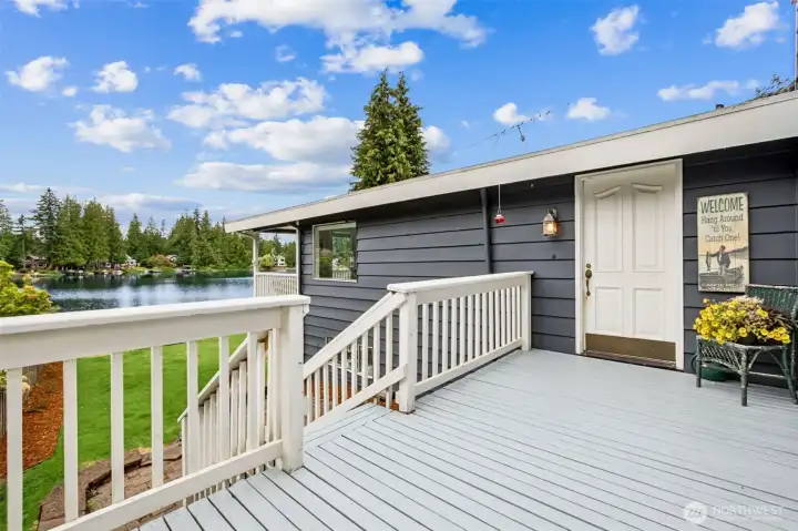 The spacious entry deck welcomes you with gorgeous lake views. Then step into an inviting entry that immediately reveals the home’s connection to the outdoors with continuous views of the lake.