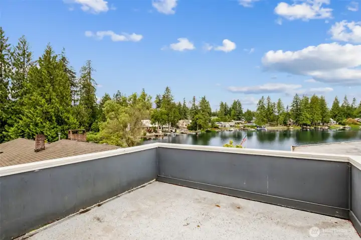 Perched above the lake the private owner's suite deck offers lake views-watch heron fly past, otters swim by or osprey overhead. You'll even see the resident eagles fishing in the lake or soaring overhead.