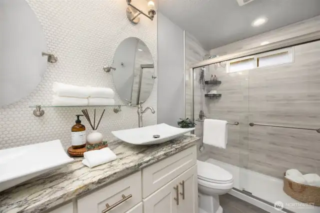 Upstairs Full Bathroom