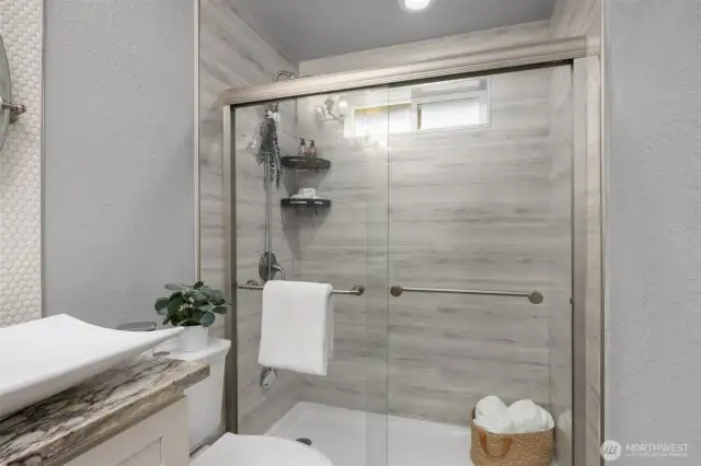 Upstairs Full Bathroom - View 3