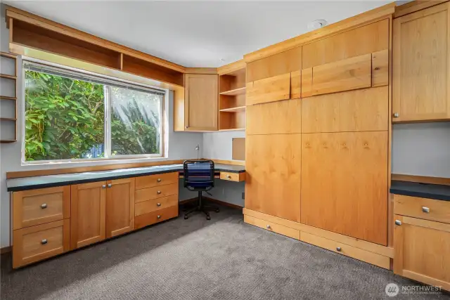 Office/guest room w Murphy Bed