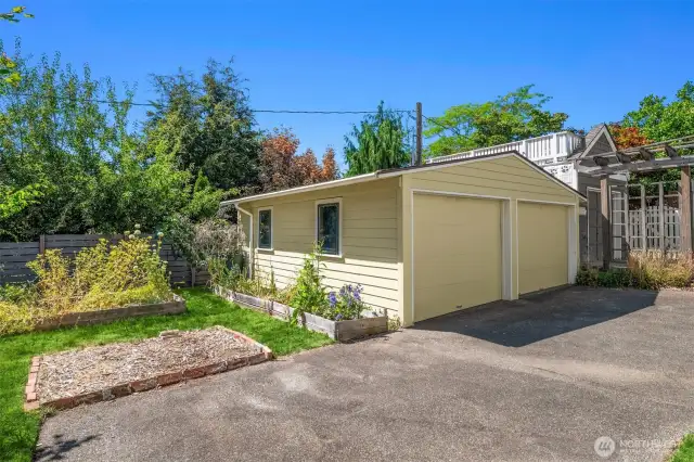 Detached 2 car garage.