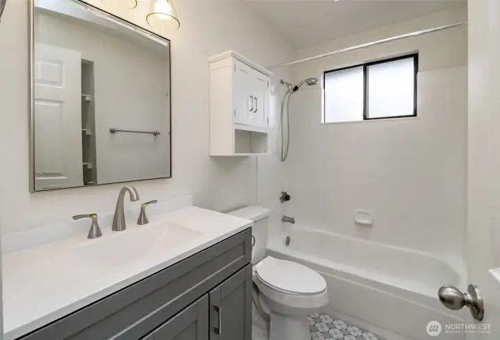 Upper level full hall bath