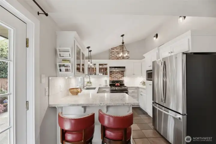 Beautiful kitchen with breakfast bar!
