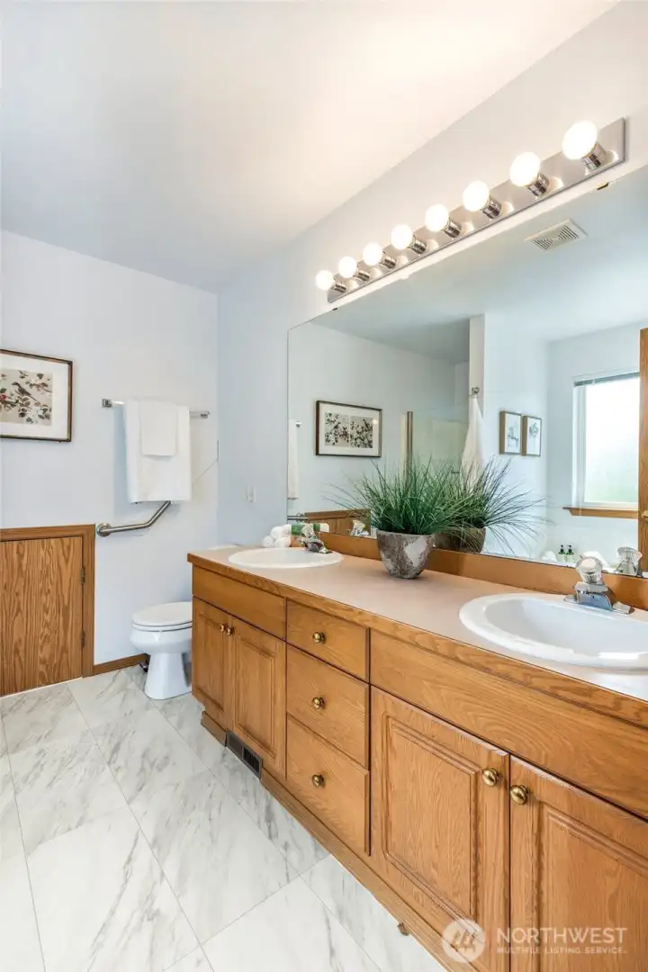 Primary bath with dual sinks