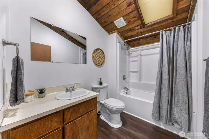 Secondary Bathroom with tub/shower