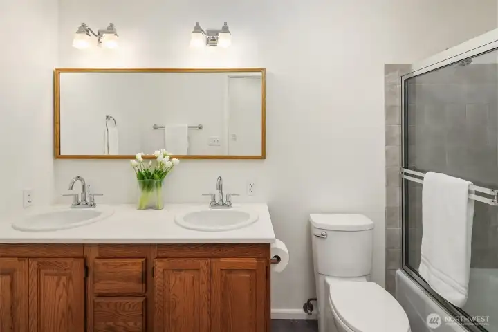 Full main bathroom