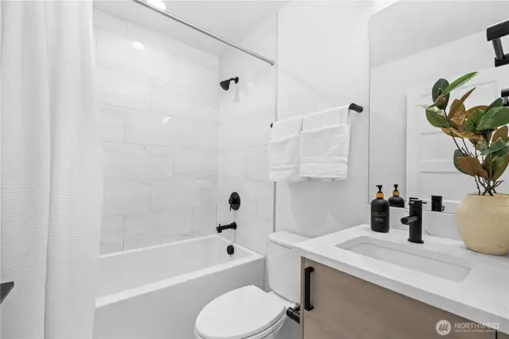 PHOTOS ARE OF MODEL HOME 1704B - SIMILAR LAYOUT W/DIFFERENT COLOR SCHEME.