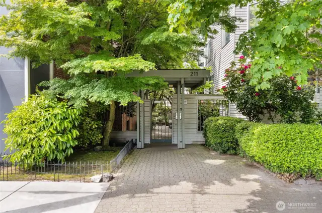 Welcome to Summit Ave! Ideal walkable location with close proximity to the light rail, Amazon, SLU, I-5 and so much more!