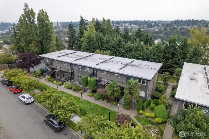 Bird’s-eye view of the community and surrounding neighborhood.