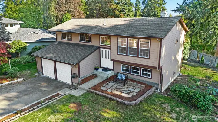 Welcome home to this peaceful Kirkland retreat at the end of a quiet Totem Lake cul-de-sac. This inviting home for sale offers comfort, privacy, and space inside and out.