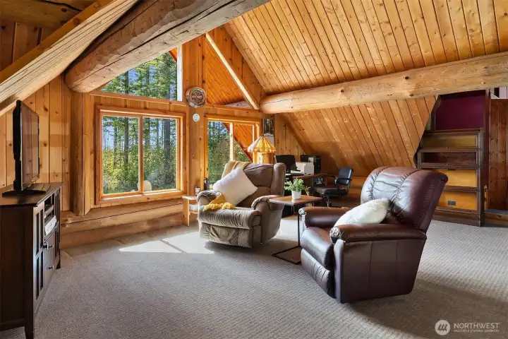 Loft w Vaulted Ceilings