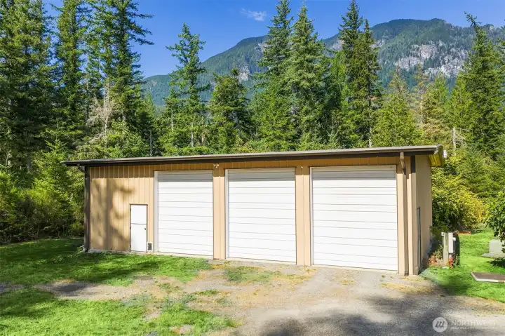 1800 SqFt 3 Bay Shop