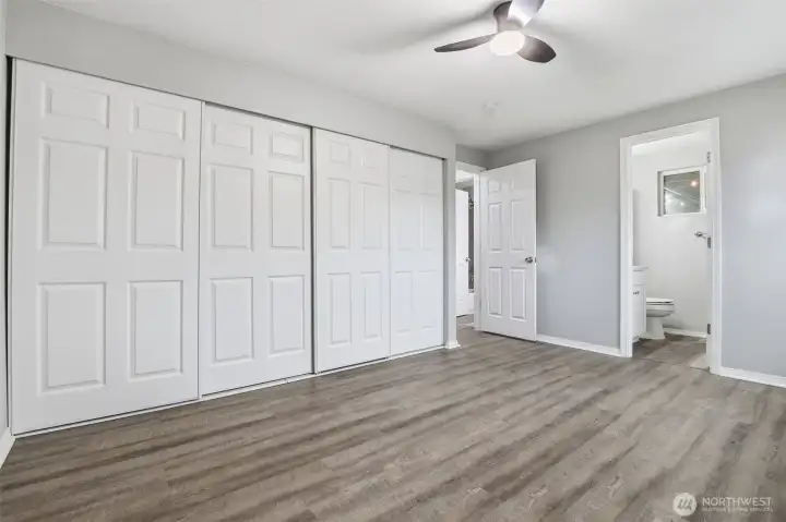 Primary bedroom has en-suite walk in full upgraded bath