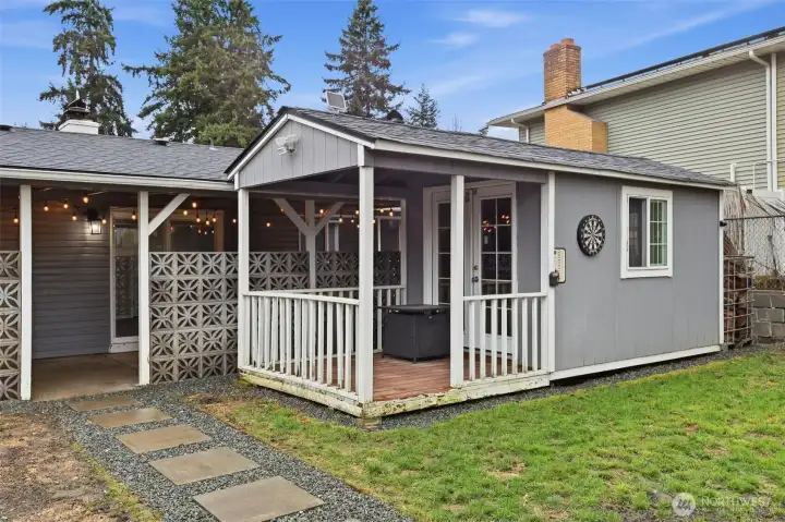 Outbuilding - use as garden shed, or additional office space!