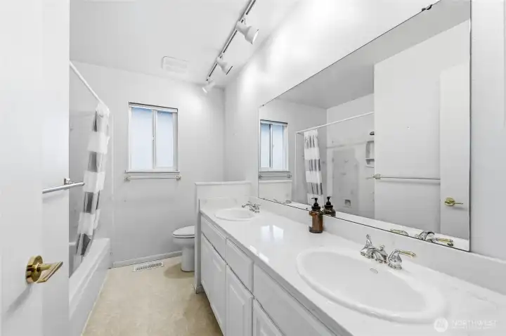 Main hallway Full Bath