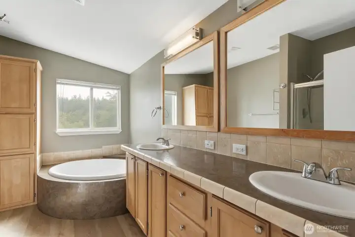 Big soaking tub to relax in!