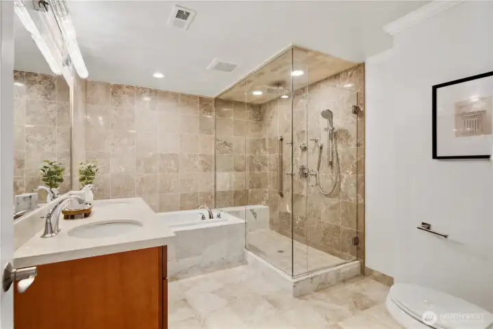 Primary Bathroom w/ Jetted Tub