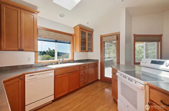 Convenient door to the deck to enjoy the fresh air.