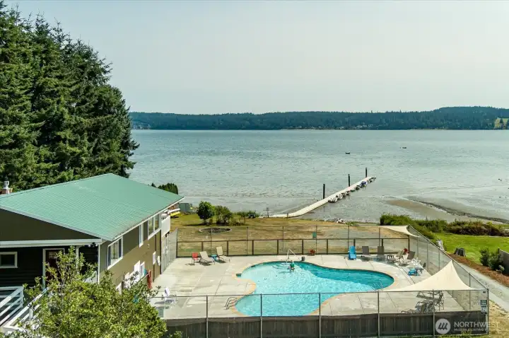Community Clubhouse & Pool & dock (not taken from subject property) Community Clubhouse & Pool & dock (not taken from subject property)