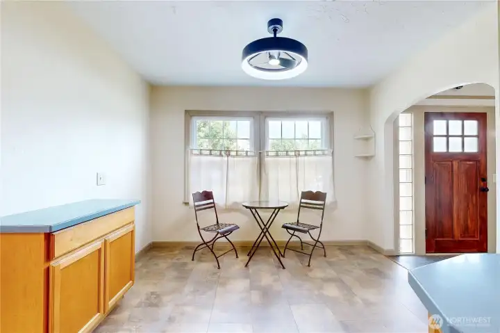 eating nook in kitchen