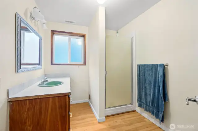 Lower 3/4 bath
