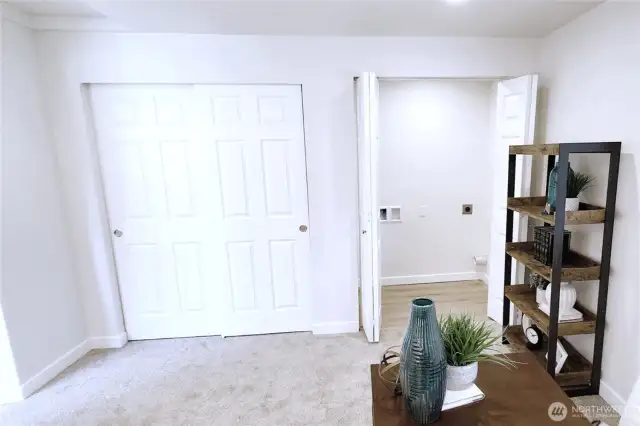 Utility closet & laundry closet w/ hookups