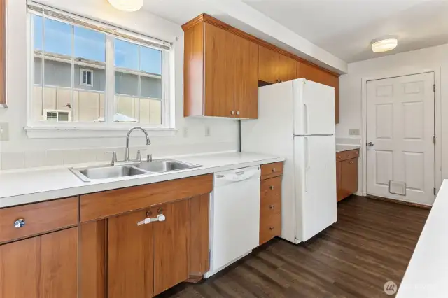 Fridges & dishwashers included.