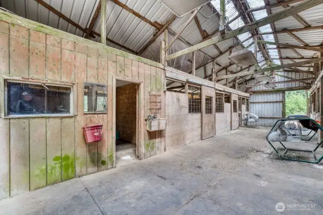 The barn has dual access, easy to move things in and out.