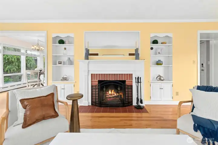 Living room w/ gas Fireplace