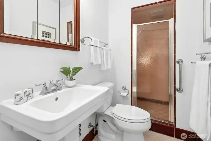 3/4 guest bath, convenient for guests of every age