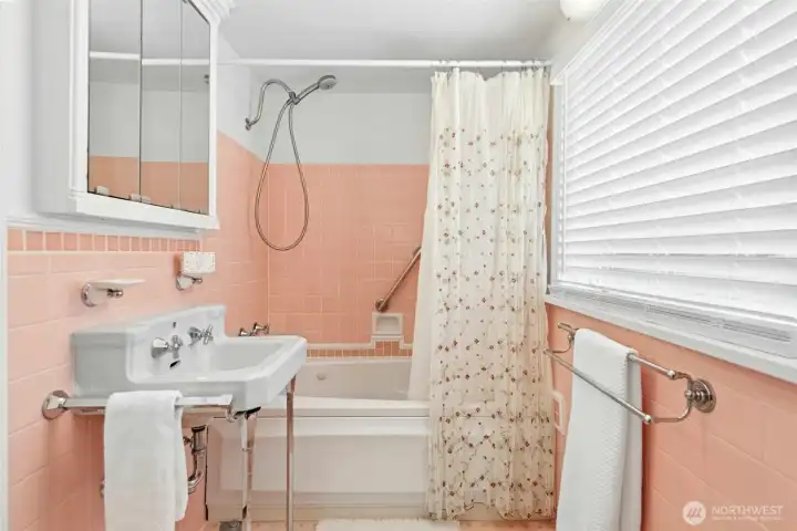 Upper Level Full Bathroom 2