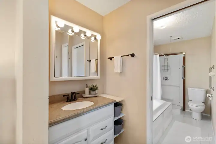 Primary bath (ensuite).