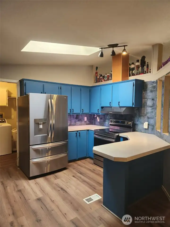 Stainless steel appliances all stay. New laminate flooring in kitchen, dining and laundry room.